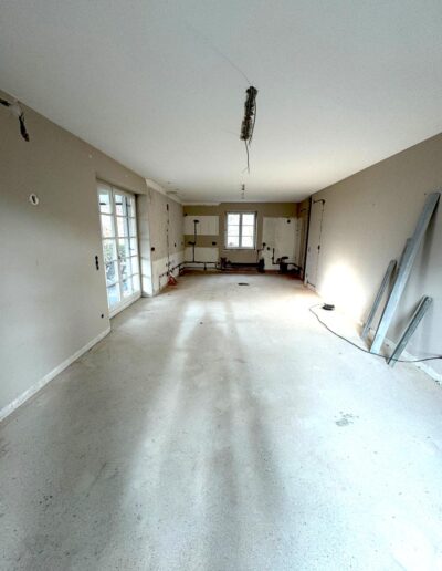 Innenraum vor den Malerarbeiten – unbehandelter Rohbauzustand mit vorbereiteten Wand- und Deckenflächen