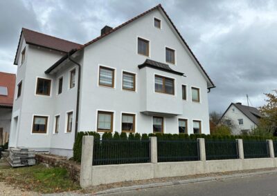 Fertige Fassadengestaltung an einem großen Haus vom Malerbetrieb Ott
