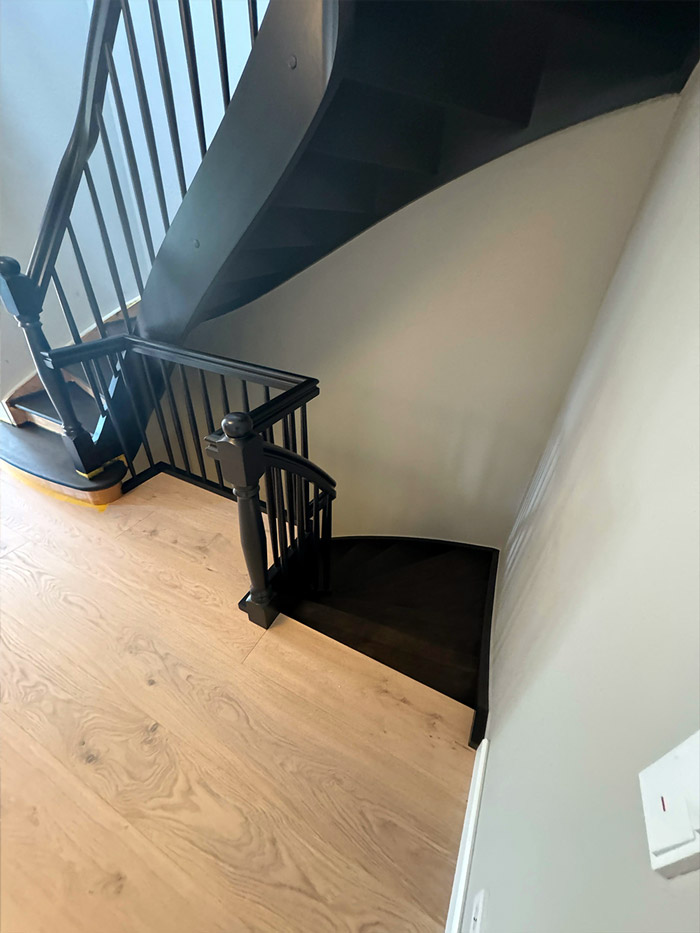 Hochwertige und langlebige Lackierarbeiten an Treppen, Türrahmen und mehr. Treppenstufen wurden schwarz geölt und lackiert, das Geländer fachgerecht schwarz lackiert.