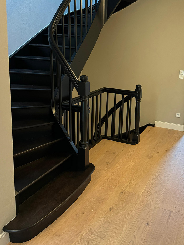 Hochwertige und langlebige Lackierarbeiten an Treppen, Türrahmen und mehr. Treppenstufen wurden schwarz geölt und lackiert, das Geländer fachgerecht schwarz lackiert.